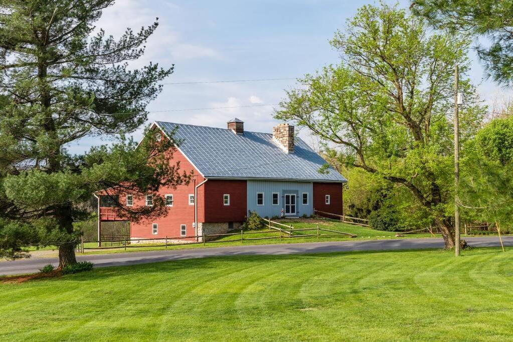 The Barn At Evermore: Riverfront Retreat W/Hot Tub لوراي المظهر الخارجي الصورة
