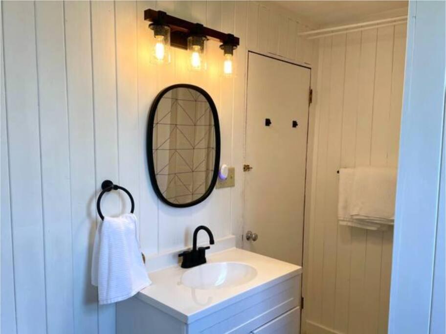 The Barn At Evermore: Riverfront Retreat W/Hot Tub لوراي المظهر الخارجي الصورة