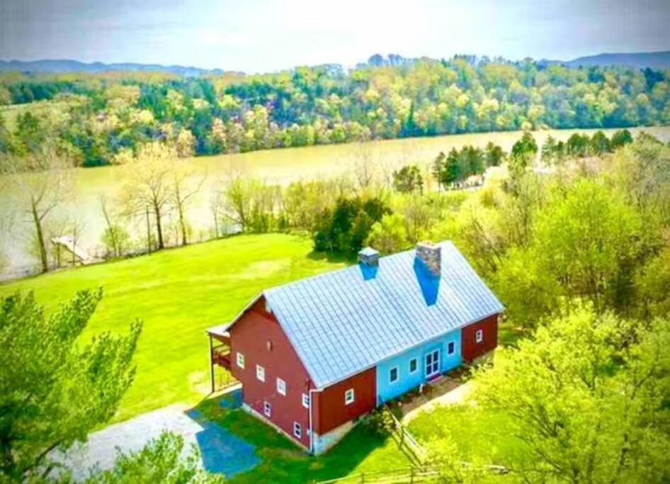 The Barn At Evermore: Riverfront Retreat W/Hot Tub لوراي المظهر الخارجي الصورة