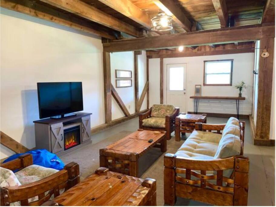 The Barn At Evermore: Riverfront Retreat W/Hot Tub لوراي المظهر الخارجي الصورة