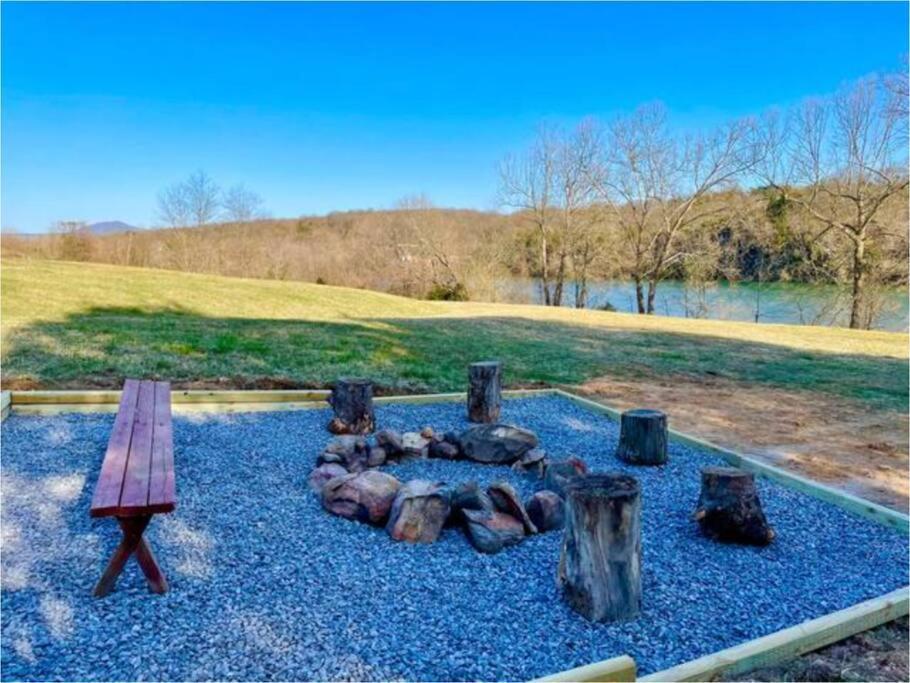 The Barn At Evermore: Riverfront Retreat W/Hot Tub لوراي المظهر الخارجي الصورة